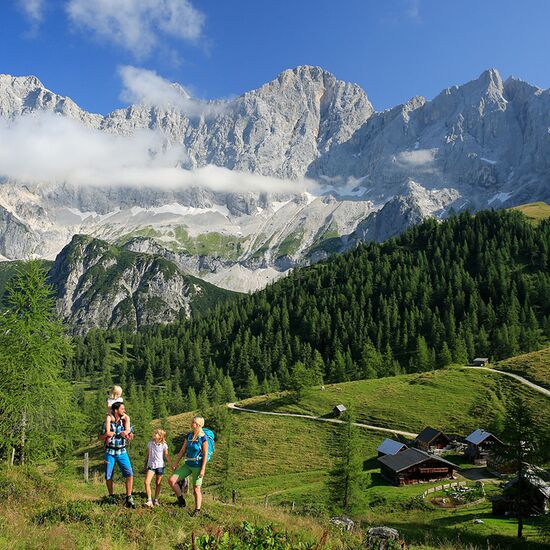 Wundervoller Blick zum Dachstein mit der Familie genießen